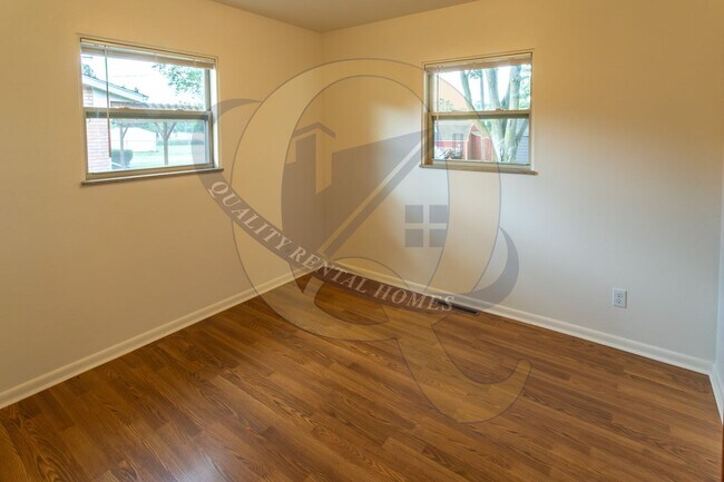 Building Photo - Available Now in Flint Twp.!!
