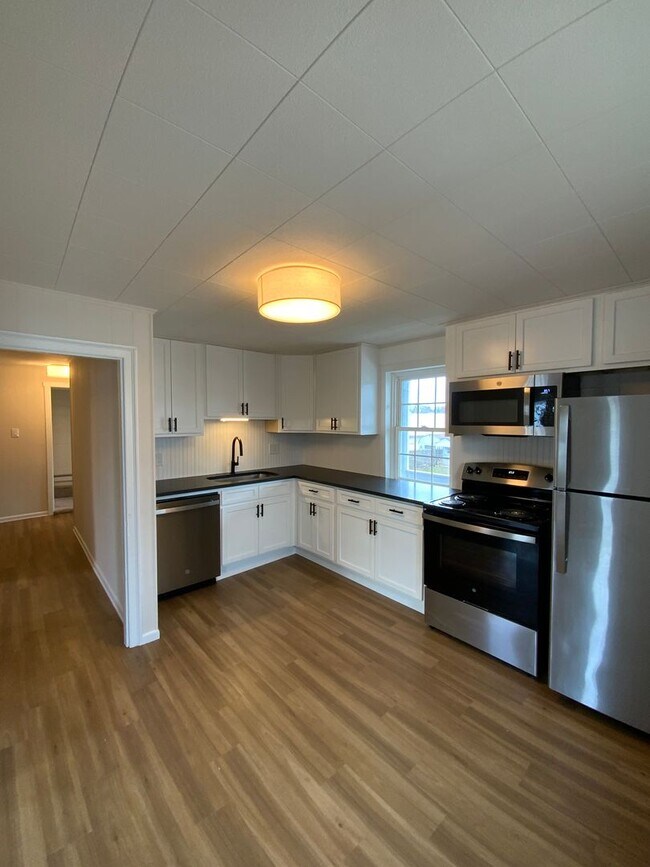 Building Photo - 146 N Cedar St