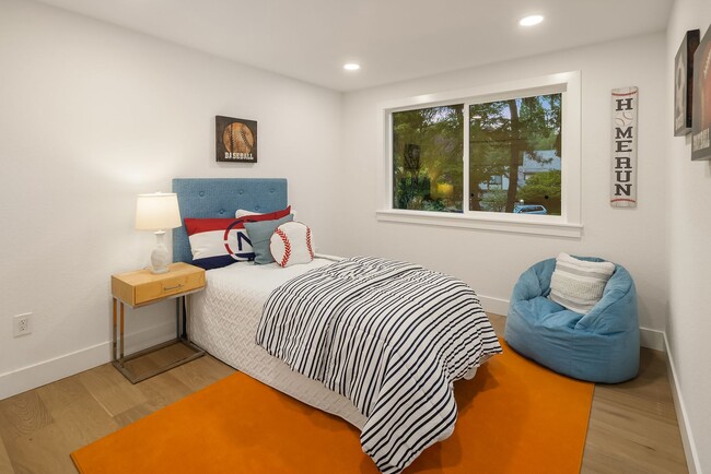 Building Photo - 4Bd/2.5Ba Bellevue House