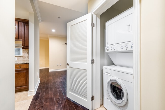 Building Photo - 2347 Fox Hills Dr