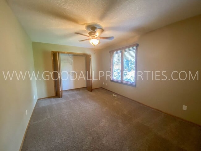 Building Photo - Executive Home - 4 Bedroom, 3.5 Bathroom in Country Club Neighborhood with Finished Basement