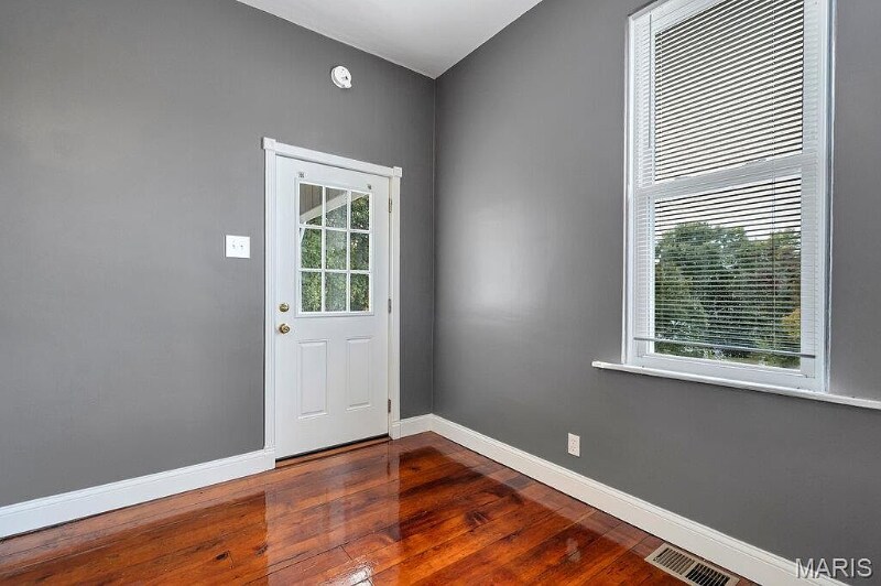 Building Photo - 1116 E 5th St