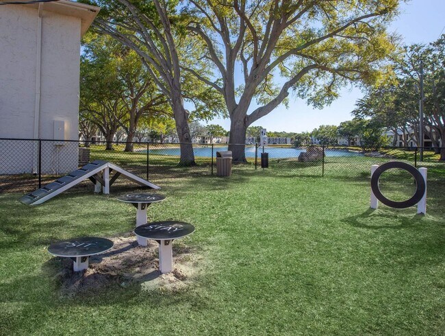 Building Photo - Armature Lake- 2/2RH
