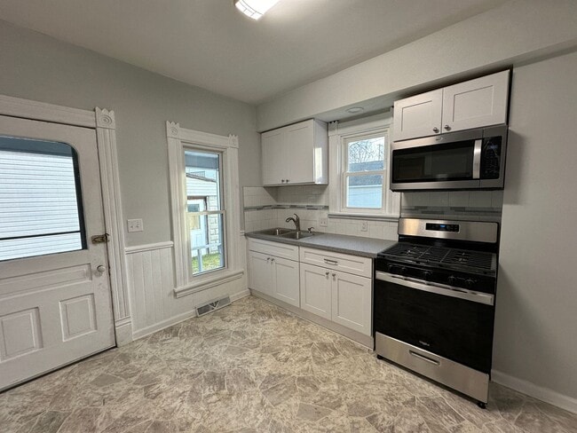 Building Photo - 824 Fifth NW