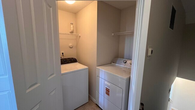 Building Photo - 2048 Alta Meadows Ln