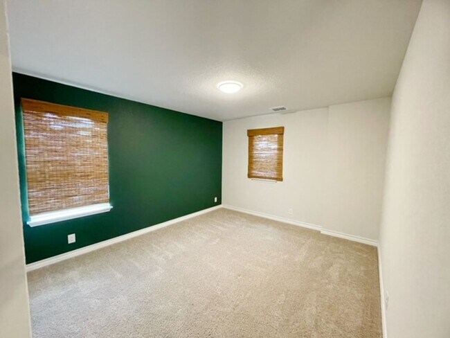 Building Photo - Come check out this well maintained 4 bedroom, 2.5 bath home in the well desired community of Lan...