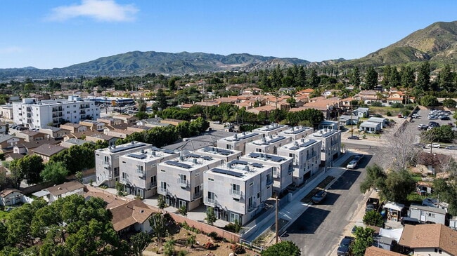 Building Photo - 13637 N Fellows Ave