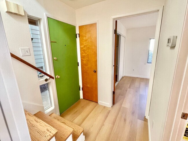 Building Photo - Bernal Heights 2Br House with Skylights, V...