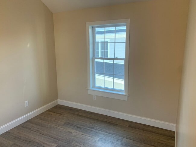 Building Photo - 129 Kenoza Ave