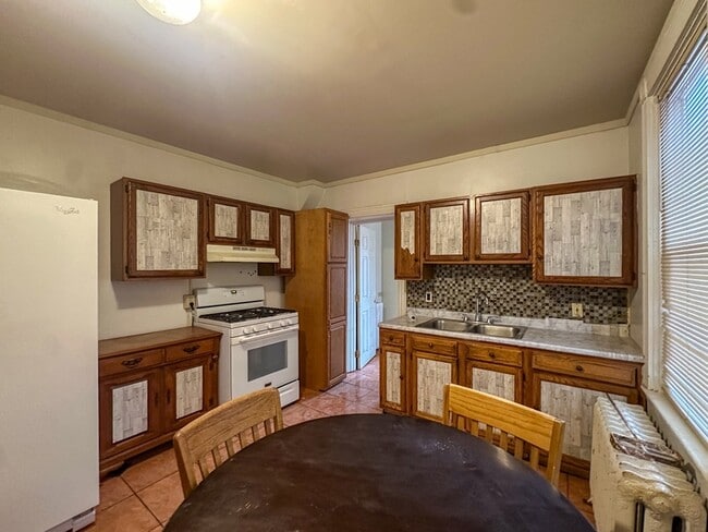 Building Photo - 19 Locust St