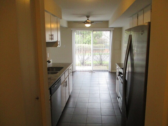 Building Photo - 203 Teak Ln