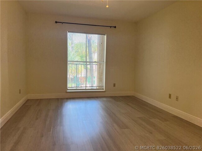 Building Photo - 875 Riverside Dr