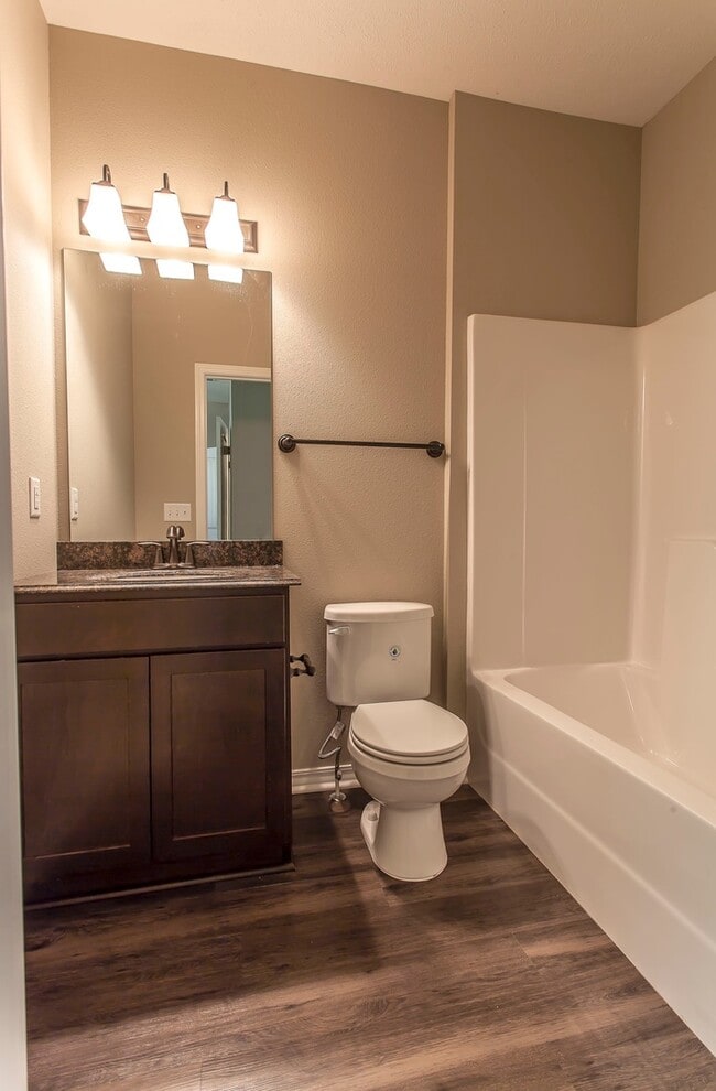 Building Photo - 3 Bed / 3 Bath 1200sqft House