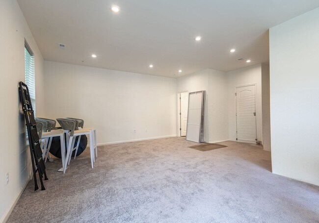 Building Photo - Stunning 3 BR/2 Full BA & 2 Half BA Townho...