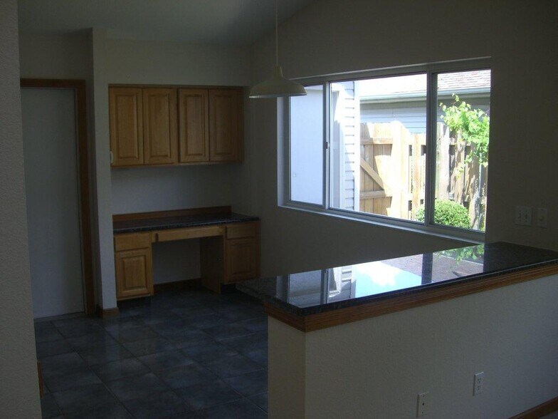Building Photo - 722 Hilltop Ln