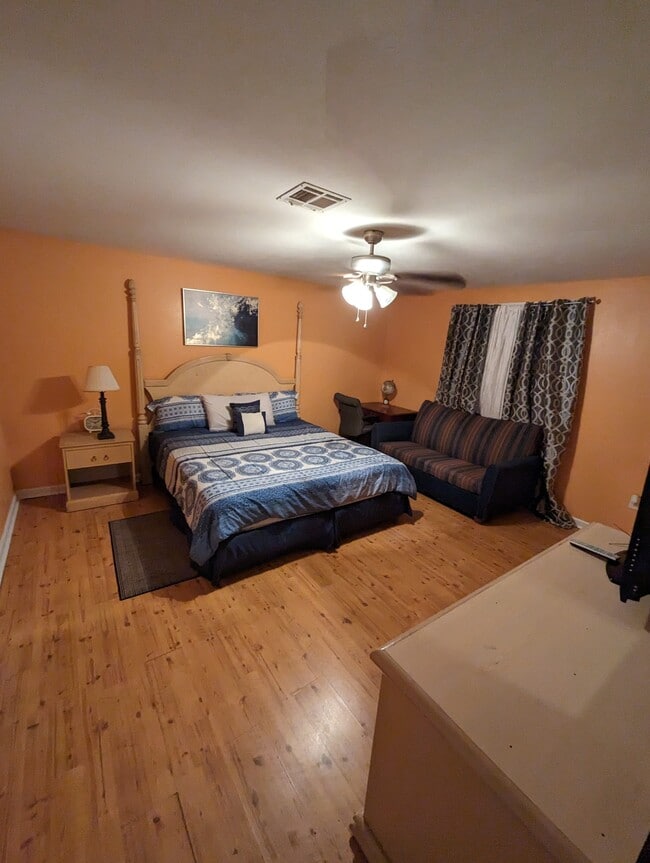 Building Photo - 6335 Franklin Ave