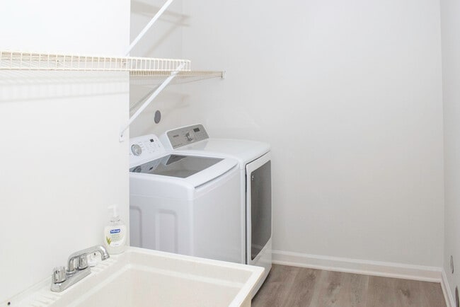 Building Photo - Updated 2BR 2.5BA Home w/ Lake Access • New Countertops • Patio in Farragut