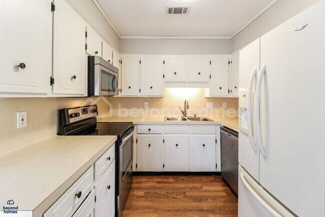 Building Photo - Move-In Ready Gem with Massive Fenced Yard & Private Deck!