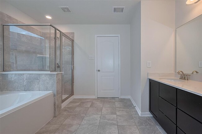 Building Photo - 16360 Oakside Hollow Ln