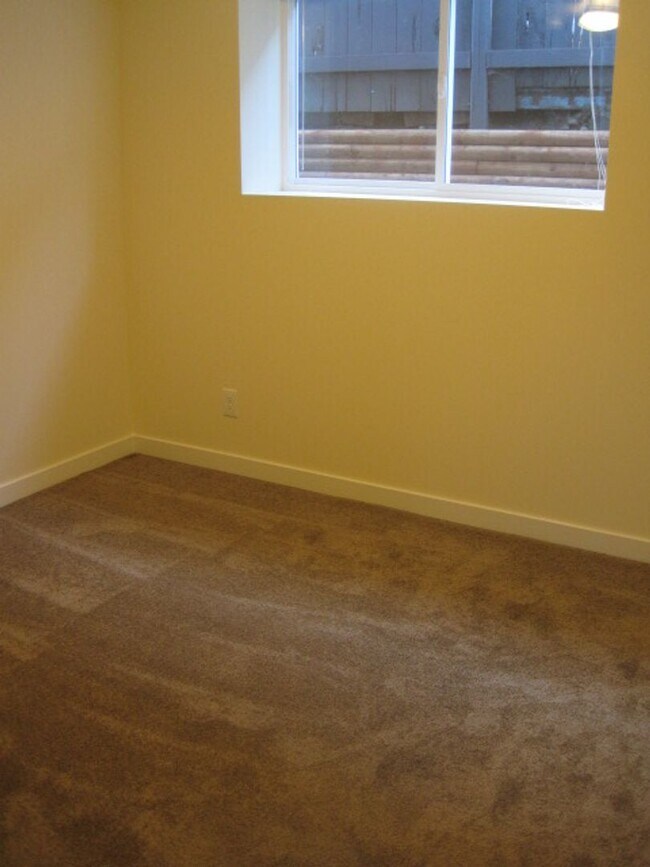 Building Photo - 947