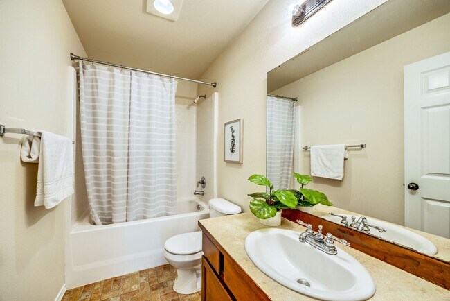 Building Photo - 3 Bedroom Rambler in Quiet Port Orchard Lo...