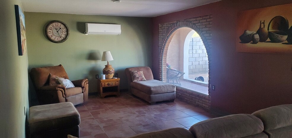 Building Photo - 1040 N Lyons Ave