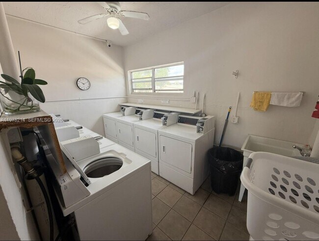 Building Photo - 415 NE 2nd St