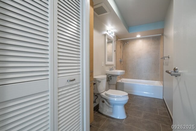 Building Photo - Luxury 3 Bed 2 Bath in the Allure