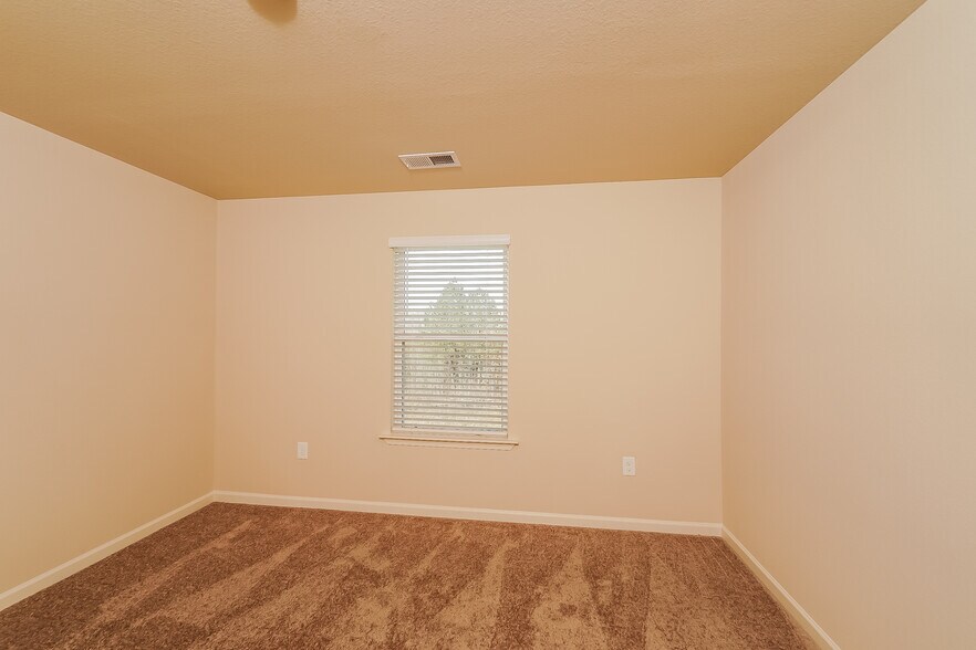 Building Photo - 112 Clover Ln