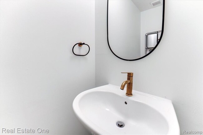 Building Photo - 1631 S Hill Blvd