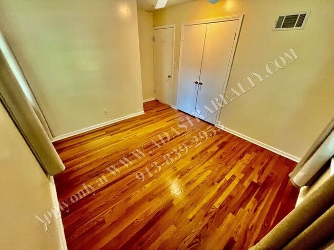 Building Photo - Lovely Home In Nall Hills-Available NOW!