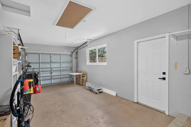 Building Photo - 6410 NW 34th Ave