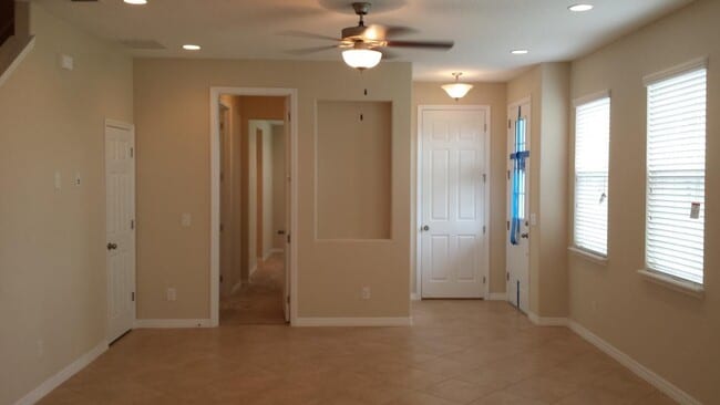 Building Photo - 3 Bed 2.5 Bath Tech Savy Corner Townhouse ...