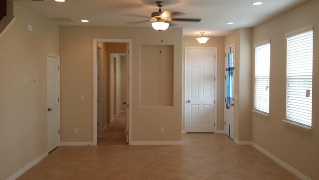 Building Photo - 3 Bed 2.5 Bath Tech Savy Corner Townhouse in Windermere