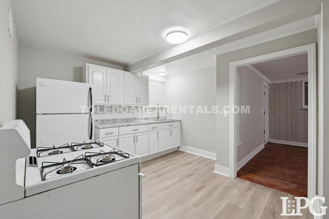 Primary Photo - 2146 Wyndhurst Rd
