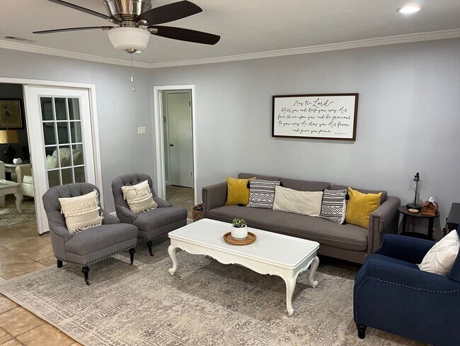 Building Photo - 830 Blackburn St