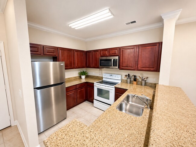 Building Photo - Spacious Furnished 3-Bedroom Condo Oasis with 2 Baths in Davenport