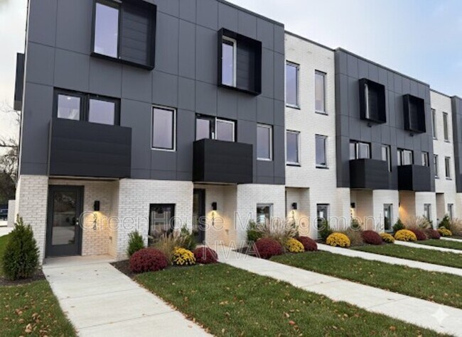 Building Photo - 838 SE 8th St