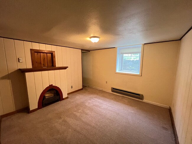Building Photo - 4 bed 2 bath home centrally located