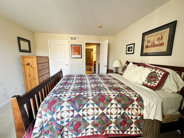 Main Bedroom - 7320 Hawthorn Ave