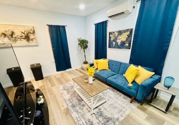 Building Photo - 735 E University Ave