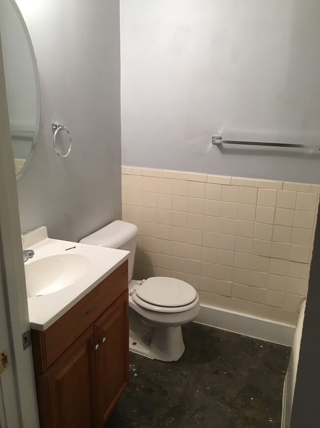 Building Photo - $1350.00 3 Bedroom 2 Bathroom