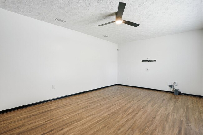 Building Photo - 703 Pineview Ct