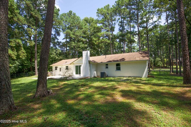 Building Photo - 906 N Glenwood Trail