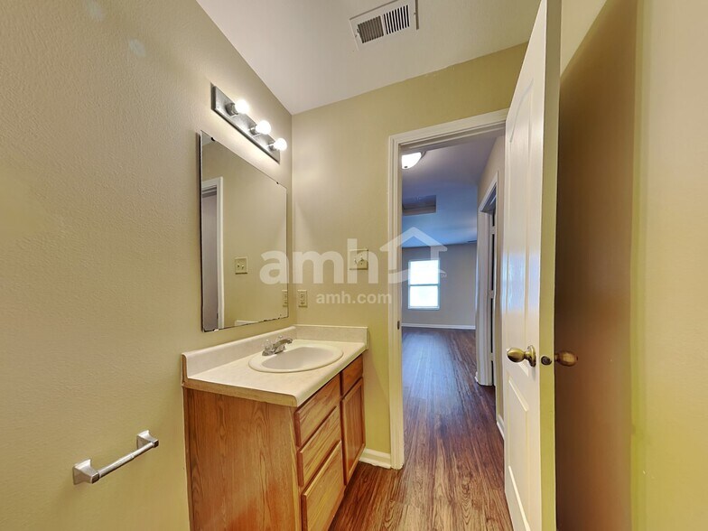 Building Photo - 911 Swearngan Ridge Ct