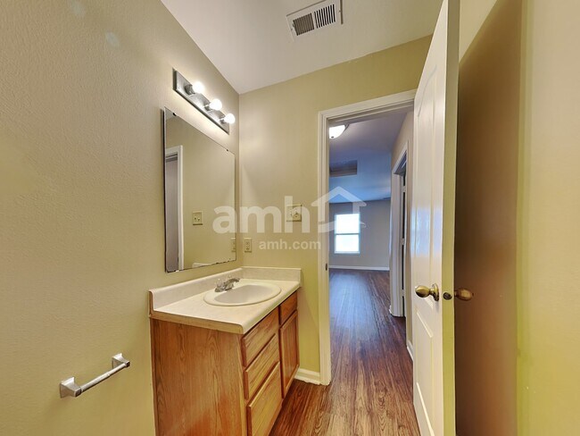 Building Photo - 911 Swearngan Ridge Ct