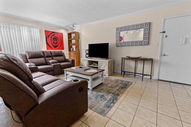 Building Photo - 1700 SW 16th Ct