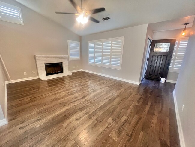 Building Photo - Charming 3-bed 2-bath home with a pool & pool service included!