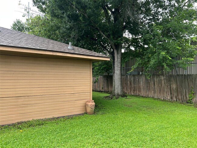 Building Photo - 17310 Pastoria Dr