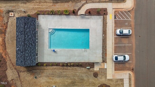 Building Photo - Deluxe 3 Bedroom End Unit Townhome - Avail...